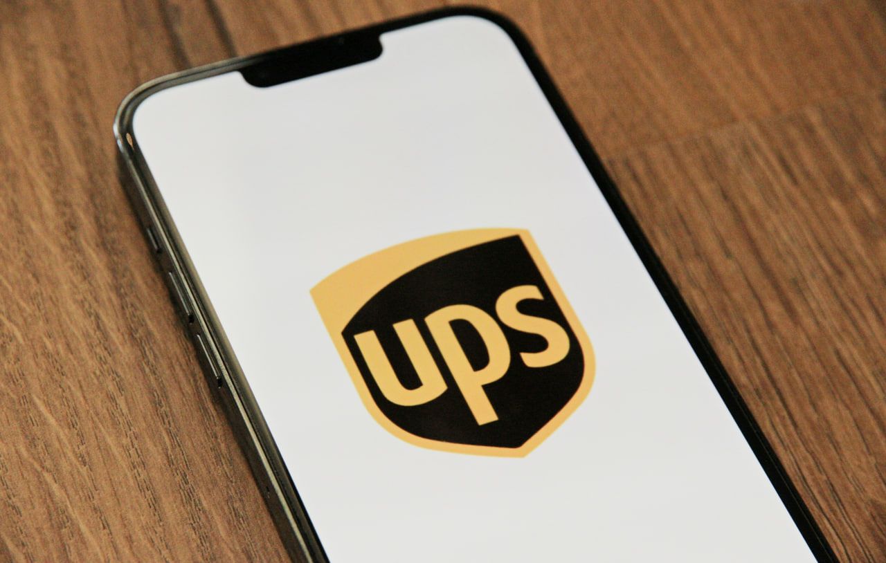 What are UPS’s peak season surcharges for the 2024 Canadian holiday period?