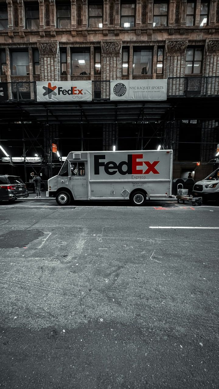 What is FedEx’s 2024 holiday shipping service schedule?