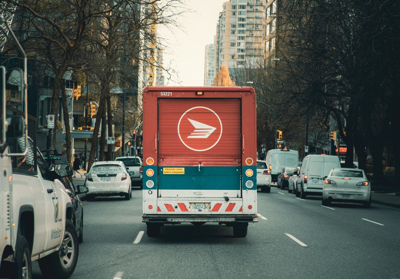 What shipping alternatives exist if Canada Post workers go on strike in November 2024?