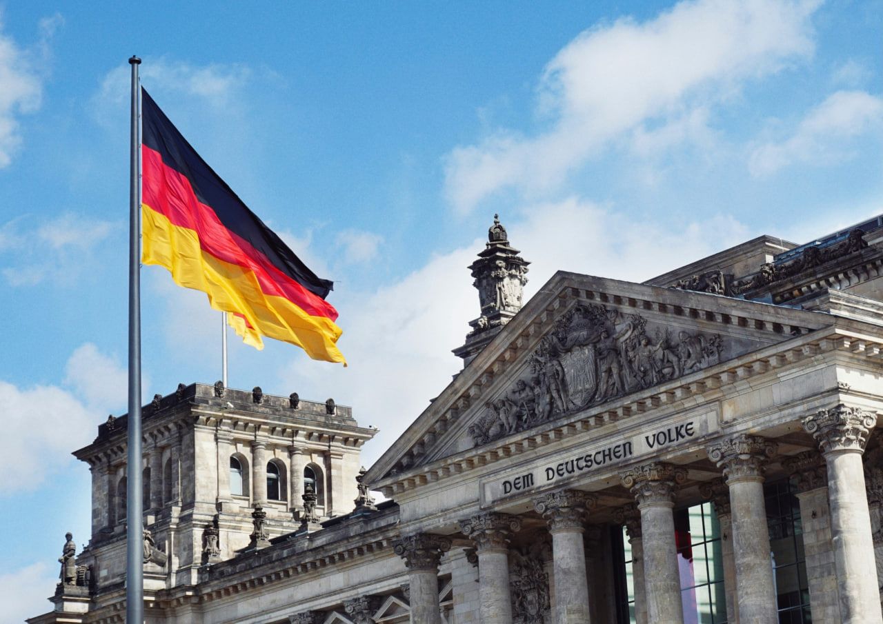 How much does FedEx charge to ship from Canada to Germany? How much does FedEx charge to ship from Canada to Germany?