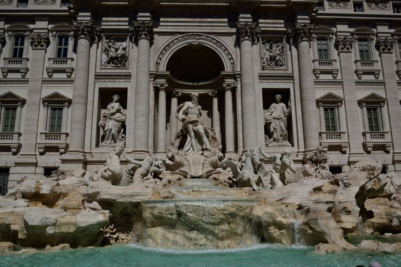 How much does it cost to ship from Canada to Italy?