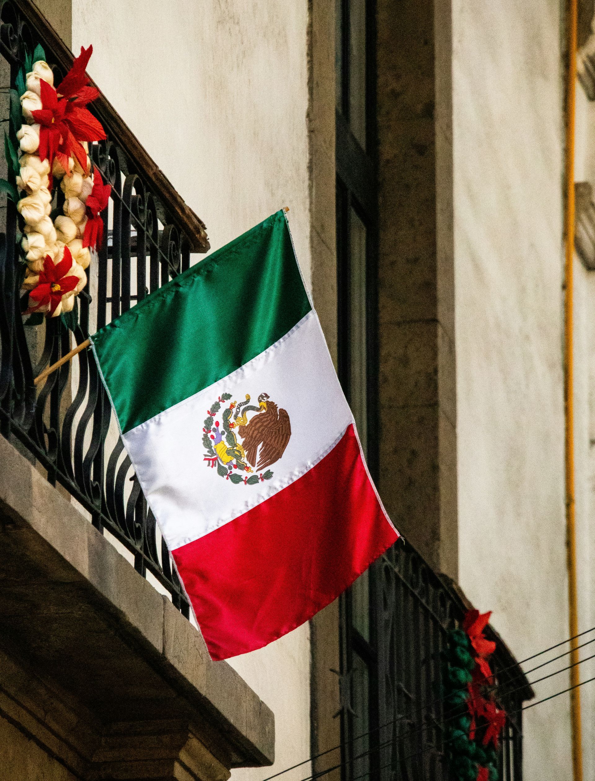 What is the cheapest way to ship a package from Canada to Mexico?